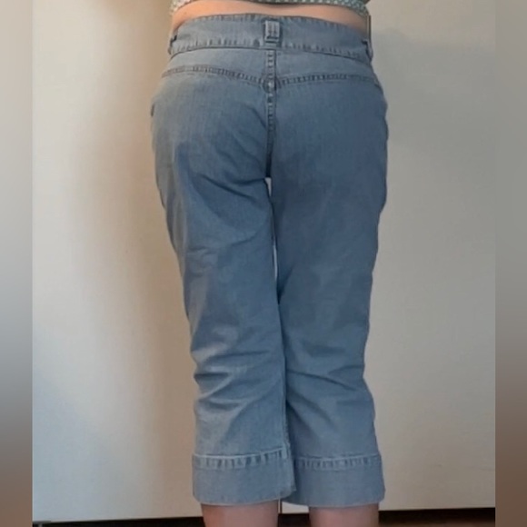 Levi’s Signature Light Wash Capri Jeans front slit - Picture 3 of 11